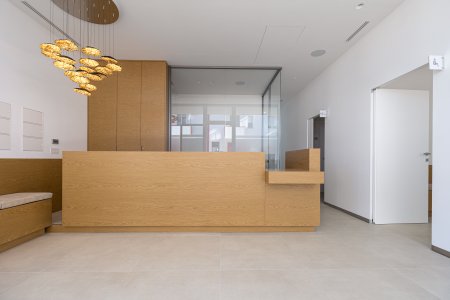 Legno e pavimenti effetto cemento per una clinica odontoiatrica minimalista e accogliente clinica01 - Ceramica del Conca