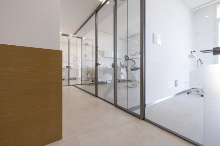 Legno e pavimenti effetto cemento per una clinica odontoiatrica minimalista e accogliente clinica03 - Ceramica del Conca