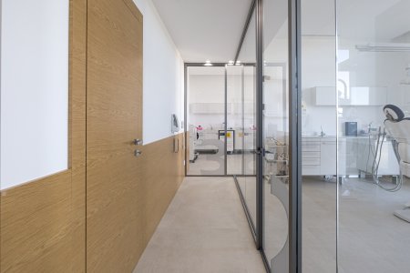 Legno e pavimenti effetto cemento per una clinica odontoiatrica minimalista e accogliente clinica04 - Ceramica del Conca