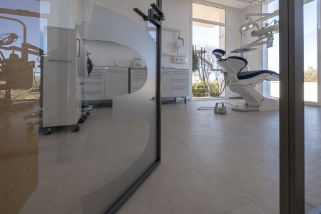 Legno e pavimenti effetto cemento per una clinica odontoiatrica minimalista e accogliente clinica05 - Ceramica del Conca