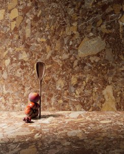 Del Conca punta sulla bellezza sensoriale di superfici tridimensionali Del_Conca_Stone_Edition_Venice_Red_Still_Life_02 - Ceramica del Conca