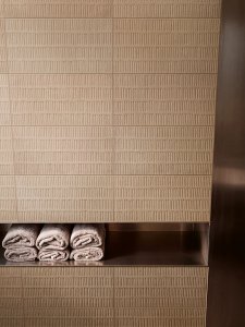 Era, materia antica reinterpretata per il progetto contemporaneo Faetano_Era_Arenaria_Bagno_02 - Ceramica del Conca
