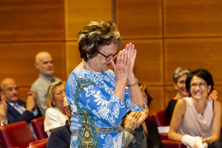 Beaucoup de gens et émotion chez la présentation du livre 