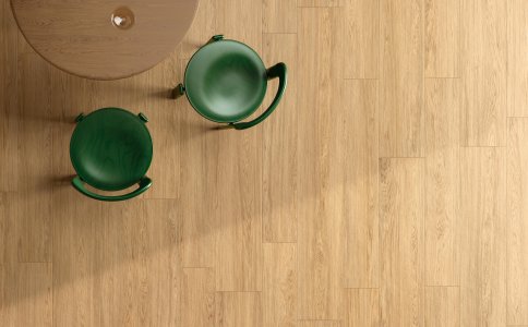 Del Conca a Coverings 2025 con l’ultima collezione Sensoria Del_Conca_Native_Rovere_Oliato_Commercial_02 - Ceramica del Conca