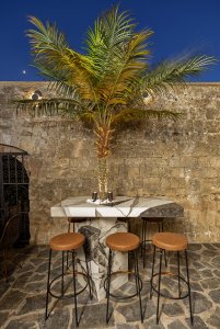 In Rhodes, Eleni Karimali signs the design of Obscura Cocktail Bar 7711A1934 - Ceramica del Conca