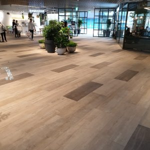 En Corée le centre commercial est construit avec les lattes des collections Dolomiti et Monteverde. IPARK%20MAL_KOREA%20(4) - Ceramica del Conca