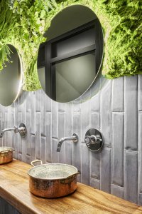 « Da Quei Matti » House Jungle, carreaux de ciment et idées pour décorer les toilettes Da%20Quei%20Matti_003 - Ceramica del Conca