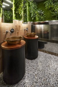 « Da Quei Matti » House Jungle, carreaux de ciment et idées pour décorer les toilettes Da%20Quei%20Matti_008 - Ceramica del Conca
