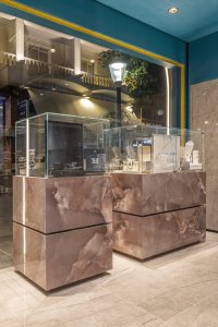 Elemi Karimali zeichnet verantwortlich für den neuen Store von Sarlis Jewellery sarlis%20rodi%20(6) - Ceramica del Conca