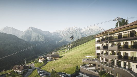 Resort Hôtel Kristall, sols effet pierre et ameublement design pour la salle de bains avec vue sur les Dolomites hotel%20kristall%20(1) - Ceramica del Conca