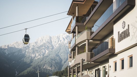 Resort Hôtel Kristall, sols effet pierre et ameublement design pour la salle de bains avec vue sur les Dolomites hotel%20kristall%20(2) - Ceramica del Conca