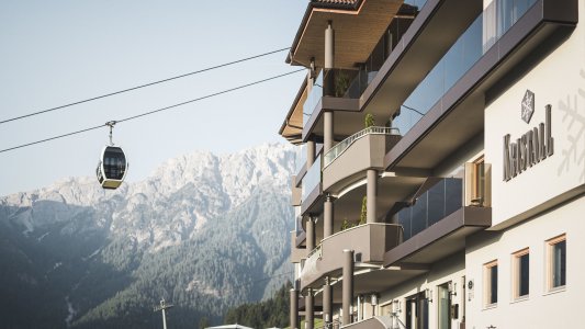 Hotel Resort Kristall, stone-effect floors and designer bathroom furnishings with Dolomite view hotel%20kristall%20(2) - Ceramica del Conca