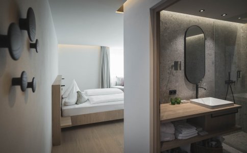 Hotel Resort Kristall, Bodenbeläge in Steinoptik und Designbäder mit Blick auf die Dolomiten hotel%20kristall%20(4) - Ceramica del Conca