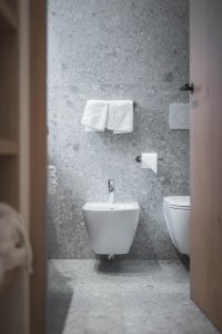 Resort Hôtel Kristall, sols effet pierre et ameublement design pour la salle de bains avec vue sur les Dolomites hotel%20kristall%20(6) - Ceramica del Conca