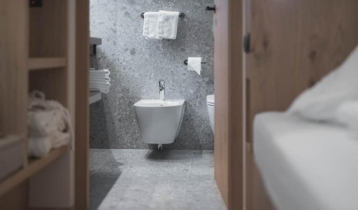 Resort Hôtel Kristall, sols effet pierre et ameublement design pour la salle de bains avec vue sur les Dolomites hotel%20kristall%20(7) - Ceramica del Conca