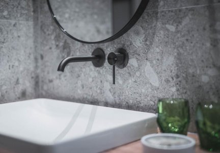 Resort Hôtel Kristall, sols effet pierre et ameublement design pour la salle de bains avec vue sur les Dolomites hotel%20kristall%20(9) - Ceramica del Conca