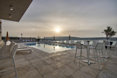 Del Conca nello Sky Lounge and Pool del Luna Holiday Complex a Malta 154764389-1 - Ceramica del Conca