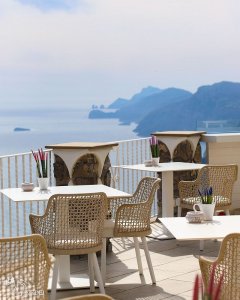 Sur le Sentier des Dieux, un restaurant suspendu entre ciel et mer RIFUGIO-DEI-MELE%20(1) - Ceramica del Conca