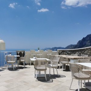 Sur le Sentier des Dieux, un restaurant suspendu entre ciel et mer RIFUGIO-DEI-MELE%20(7) - Ceramica del Conca