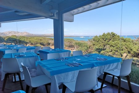 Die Sicht aus dem Fenster auf den Golf von Asinara Hotel_Roccaruja_Ristorante_8 - Ceramica del Conca