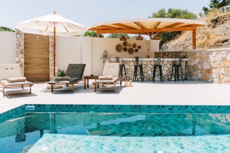 À Rhodes, une ancienne écurie devient une maison de vacances de luxe Stavlos-Luxury-House%20(10) - Ceramica del Conca