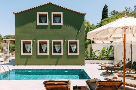 À Rhodes, une ancienne écurie devient une maison de vacances de luxe Stavlos-Luxury-House%20(12) - Ceramica del Conca