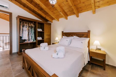 À Rhodes, une ancienne écurie devient une maison de vacances de luxe Stavlos-Luxury-House%20(19) - Ceramica del Conca