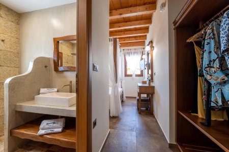 À Rhodes, une ancienne écurie devient une maison de vacances de luxe Stavlos-Luxury-House%20(20) - Ceramica del Conca