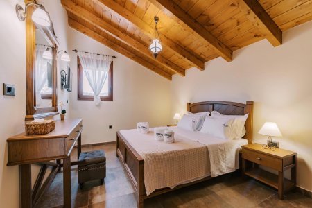 À Rhodes, une ancienne écurie devient une maison de vacances de luxe Stavlos-Luxury-House%20(22) - Ceramica del Conca
