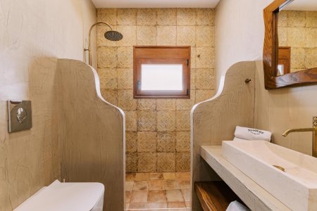 À Rhodes, une ancienne écurie devient une maison de vacances de luxe Stavlos-Luxury-House%20(23) - Ceramica del Conca
