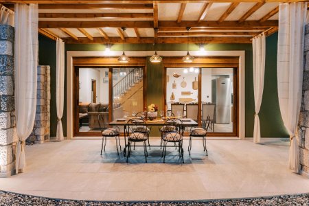 À Rhodes, une ancienne écurie devient une maison de vacances de luxe Stavlos-Luxury-House%20(28) - Ceramica del Conca