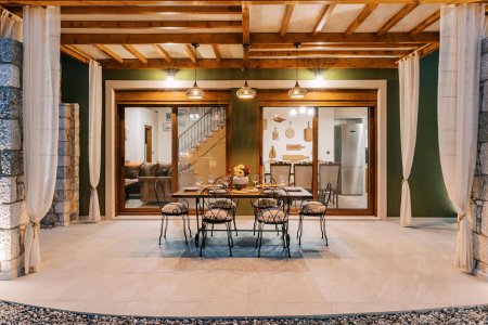 A Rodi una vecchia stalla per cavalli diventa una casa vacanze di lusso Stavlos-Luxury-House%20(28) - Ceramica del Conca