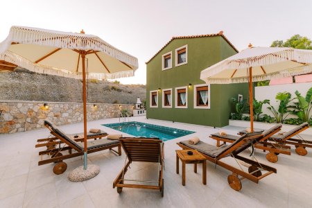 À Rhodes, une ancienne écurie devient une maison de vacances de luxe Stavlos-Luxury-House%20(8) - Ceramica del Conca
