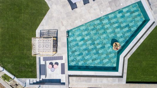 A Rodi un tuffo in piscina vista mare DJI_0386 - Ceramica del Conca