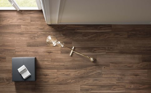 Die ganze Wärme und Eleganz des neuen Effektes Teak Del%20Conca_Ambienti%20Cersaie%202019_03%20Camera_Particolare%20A_Definitivo-1 - Ceramica del Conca