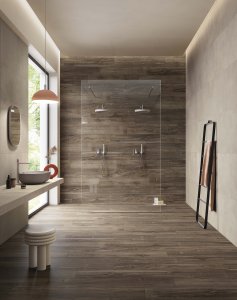 Tutto il calore e l'eleganza del nuovo effetto teak Del%20Conca_Burma_06%20Bagno_Definitivo%2001 - Ceramica del Conca