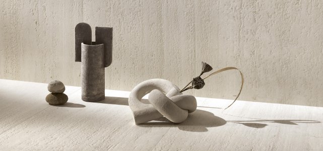 Del Conca launches Dinamika at CERSAIE 2021 DelConca_Travertino_StillLife - Ceramica del Conca