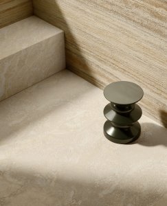 Travertino Moka Vein Cut: linee parallele e ordinate come in natura Del_Conca_Stone_Edition_Travertino_Moka_Vein-Cut_Bagno_02 - Ceramica del Conca