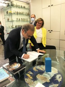 Der italienische Außenminister Riccardo Merlo besucht die Ceramica Faetano 3 - Ceramica del Conca