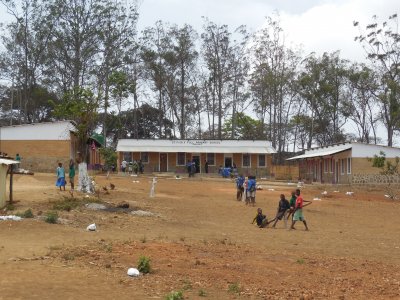 École sur le Chikala, Malawi (2013) proggetto%20natale%202013_scuole%20chikala_malawi%20(1)-1 - Ceramica del Conca