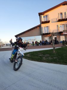 Nel Parco della Casa di Marco Simoncelli mototerapia, gioia e adrenalina mototerapia%20casa%20simoncelli2023%20(2) - Ceramica del Conca