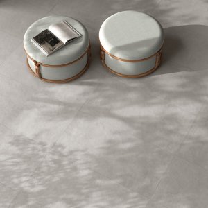 Del Conca Timeline: L'Eleganza del Cemento Incontra l'Innovazione del Design Del%20Conca_Timeline_HTL_20_Absolute_White_Living_01 - Ceramica del Conca