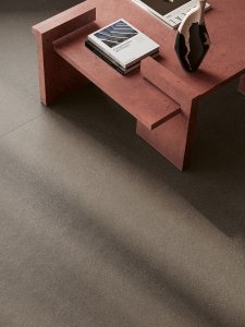 Gres porcellanato Iconic del_conca_iconic_chocolate_matter_living_03 - Ceramica del Conca