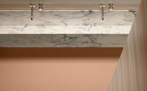 Bioterre, la nouvelle collection de revêtements de sol et mur au Cersaie 2024 del-conca_bioterre_stratum_argilla_terra_bagno_b - Ceramica del Conca
