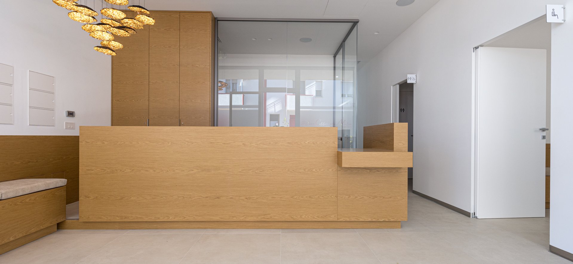 Legno e pavimenti effetto cemento per una clinica odontoiatrica minimalista e accogliente  - Ceramica del Conca