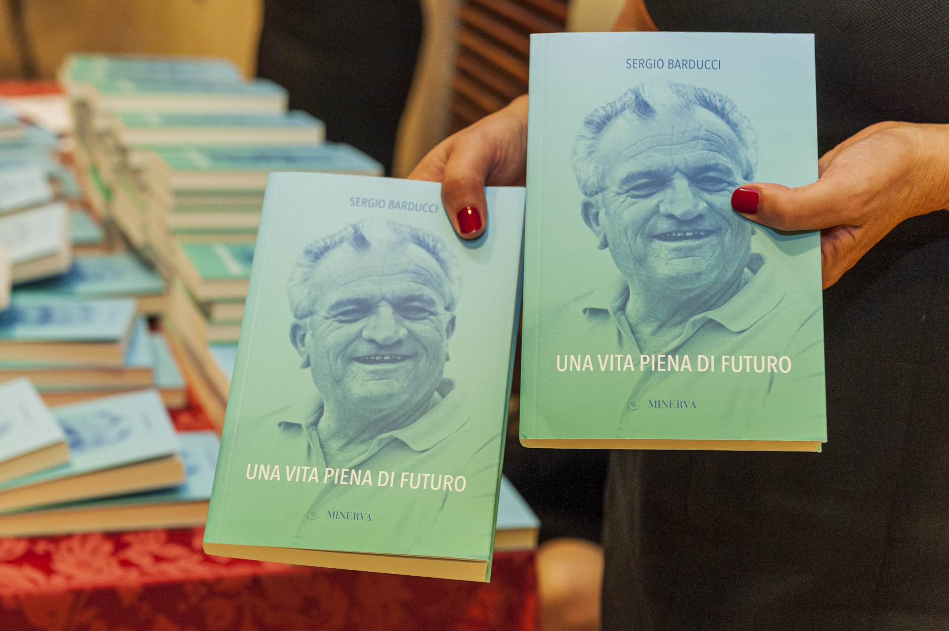 Eine rührende Menschenmenge beim Auftritt von «Ein Leben voller Zukunft Aussichten»  - Ceramica del Conca