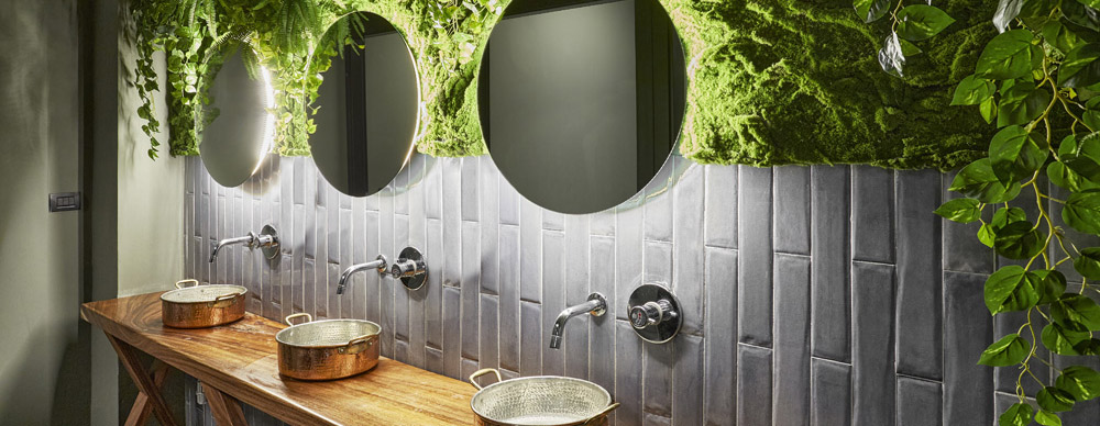 « Da Quei Matti » House Jungle, carreaux de ciment et idées pour décorer les toilettes  - Ceramica del Conca