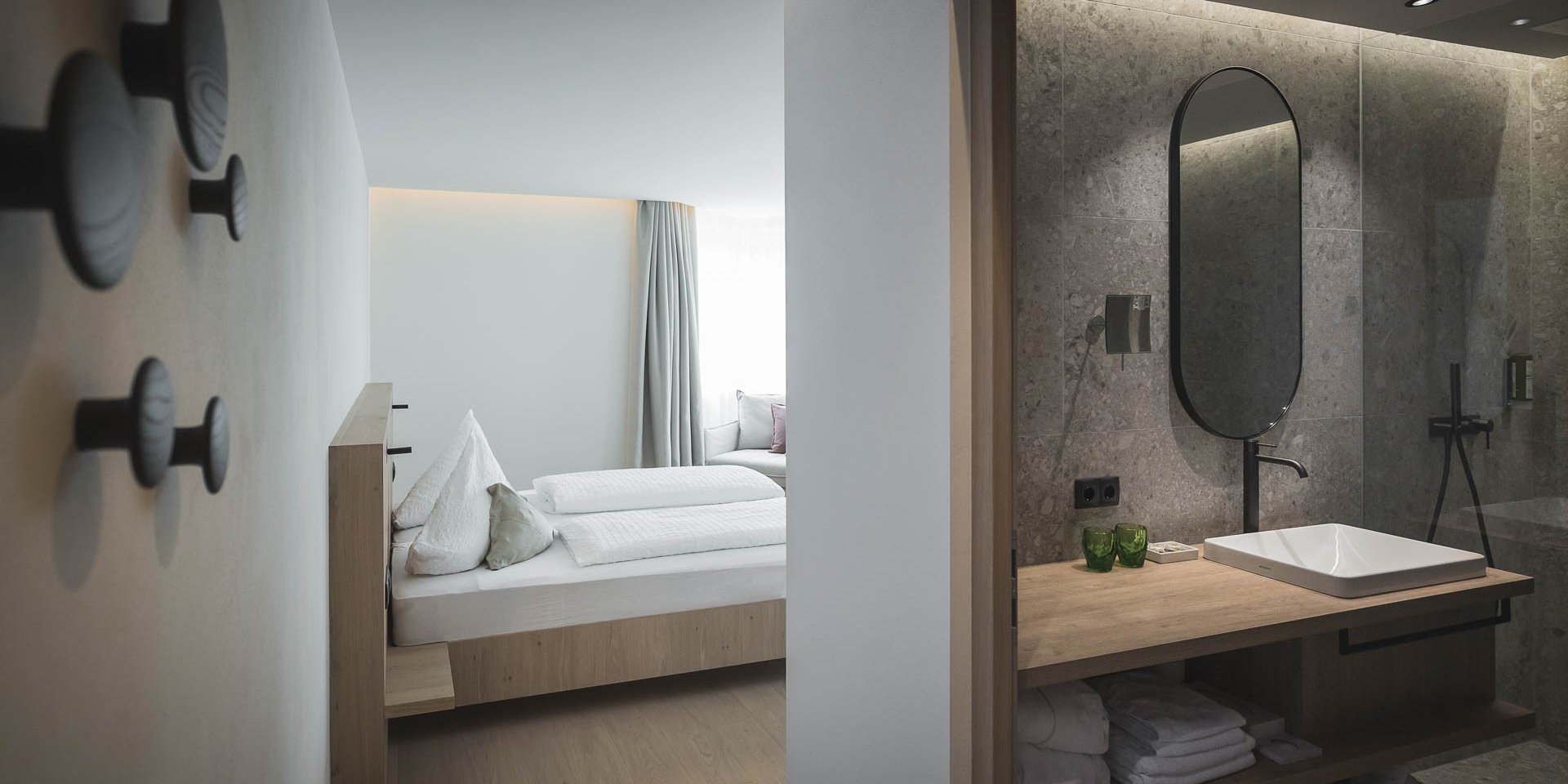 Hotel Resort Kristall, Bodenbeläge in Steinoptik und Designbäder mit Blick auf die Dolomiten  - Ceramica del Conca