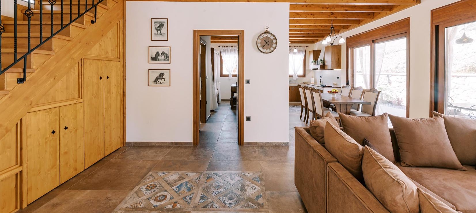 À Rhodes, une ancienne écurie devient une maison de vacances de luxe  - Ceramica del Conca