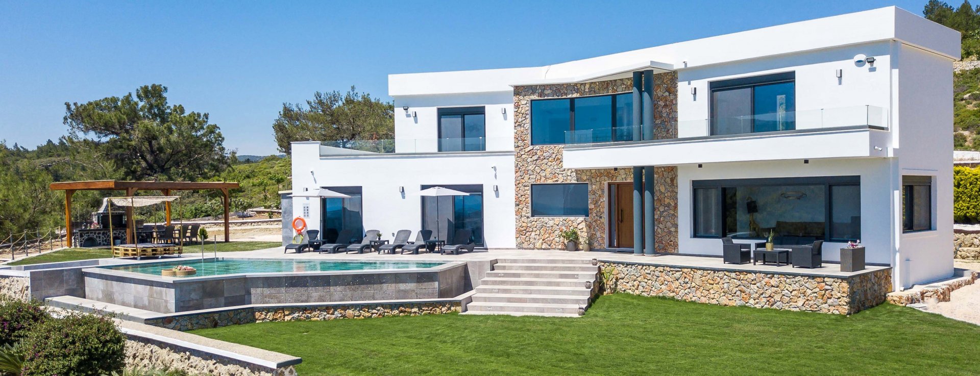 À Rhodes, plonger dans la piscine avec vue sur la mer  - Ceramica del Conca